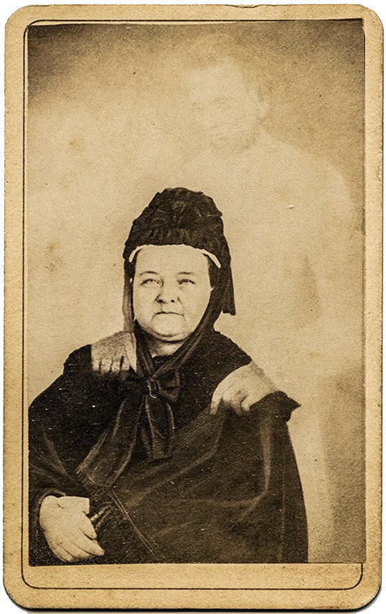 Mary Todd Lincoln mit dem Geist ihres verstorbenen Ehemanns